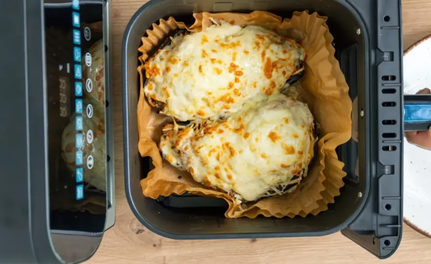 Berenjenas rellenas en la airfryer, tiernas y gratinadas