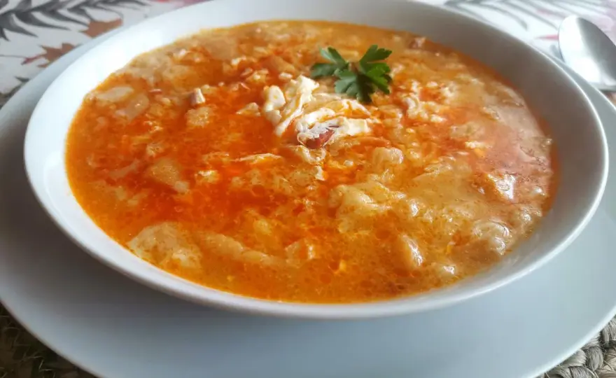 Sopas de ajo castellanas con huevo, pan y pimentón