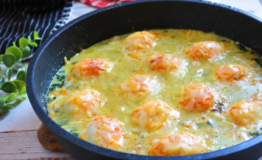 Espinacas a la crema con huevo - receta cremosa y fácil
