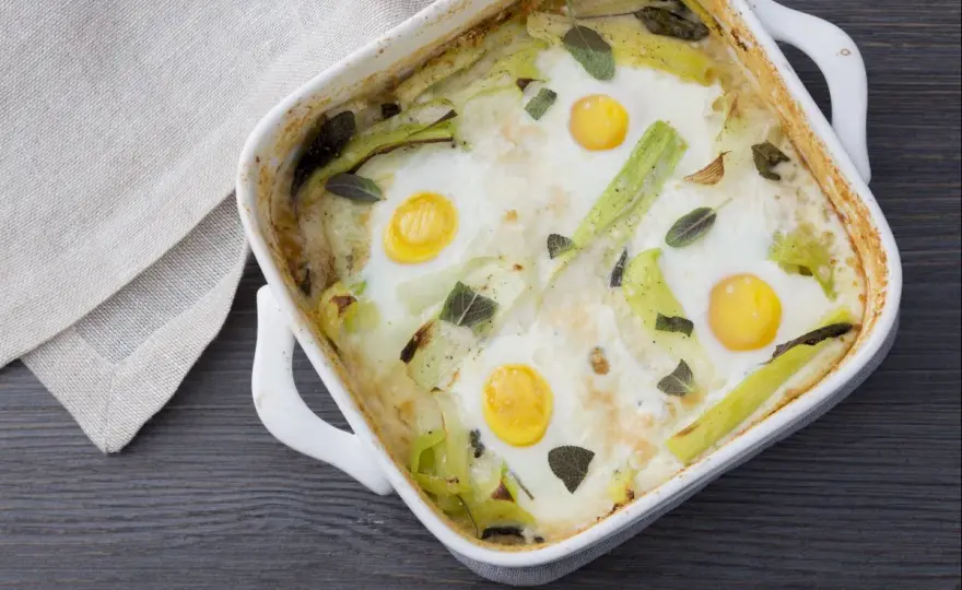 Puerros al horno con huevo, tiernos y llenos de sabor