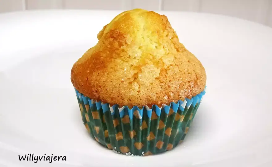 Magdalenas caseras altas y tiernas con copete perfecto