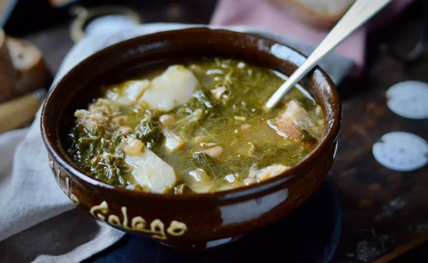 Caldo gallego tradicional con grelos y unto