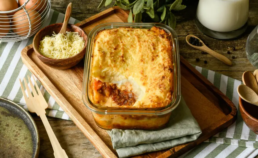 Pastel de carne picada jugoso con puré de patata