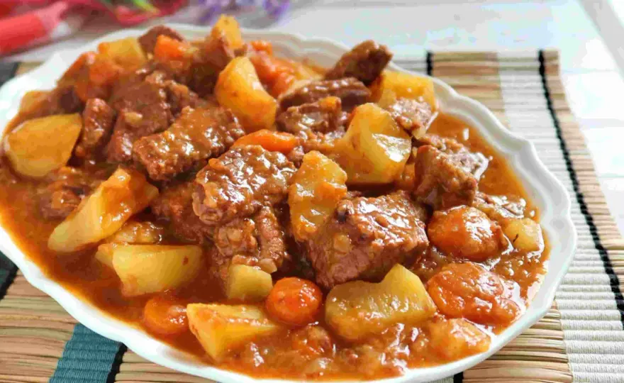 Guiso de carne con patatas tierno y meloso, paso a paso