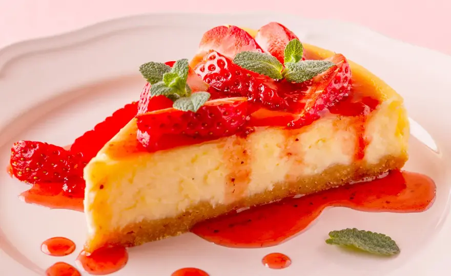 Tarta de queso con fresas cremosa y sin grietas