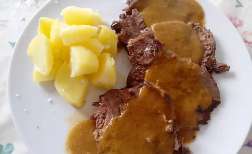 Ternera asada en su jugo, tierna y con salsa casera