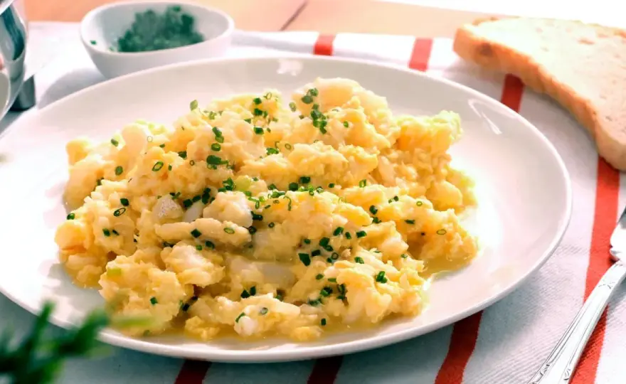 Revuelto de bacalao cremoso con verduras, paso a paso
