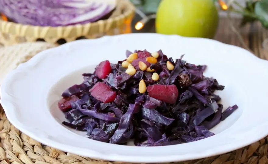Lombarda con manzana, firme y agridulce en 45 minutos