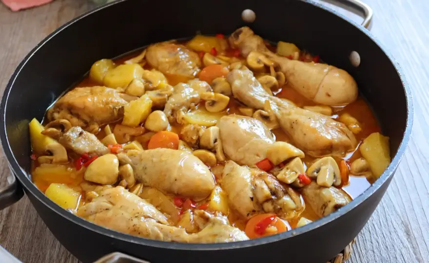 Estofado de pollo con patatas, tierno y lleno de sabor