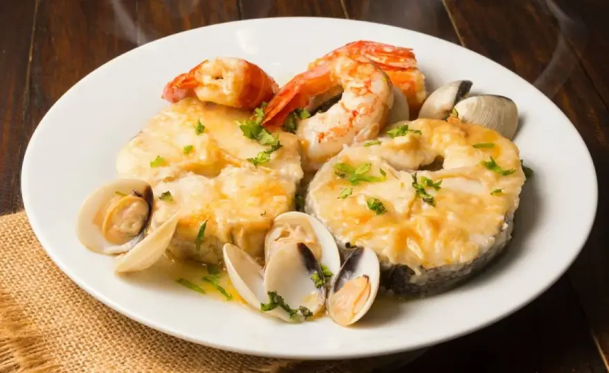 Merluza a la marinera con almejas y gambas, fácil y jugosa