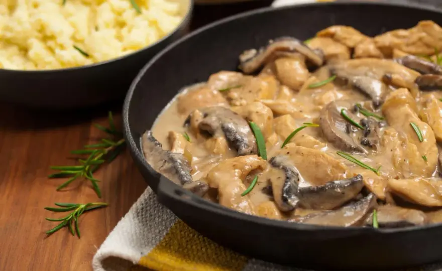 Pollo con champiñones en salsa cremosa, fácil y jugoso