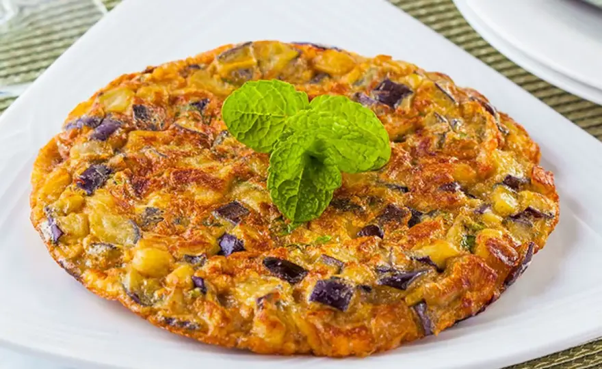 Tortilla de berenjena jugosa y fácil en sartén