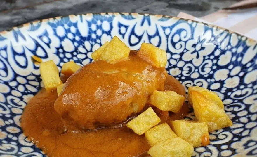 Rollo de bonito asturiano en salsa, jugoso y fácil
