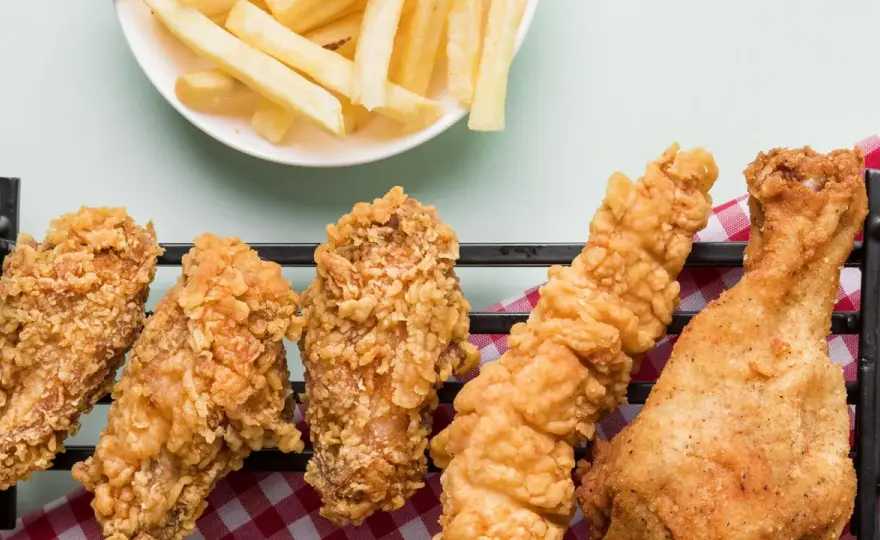 Alitas de pollo fritas crujientes y jugosas en casa
