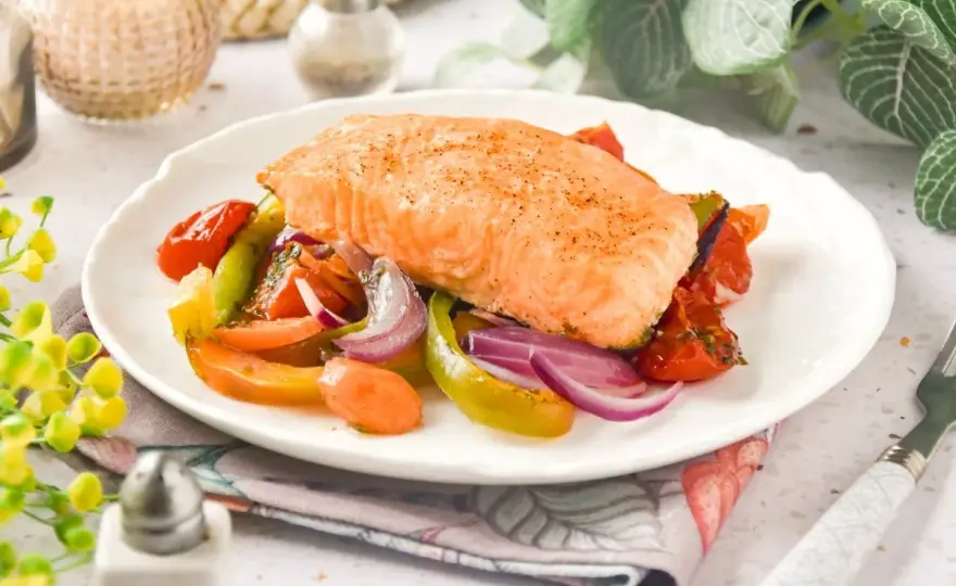 Salmón al horno con verduras, jugoso y en su punto