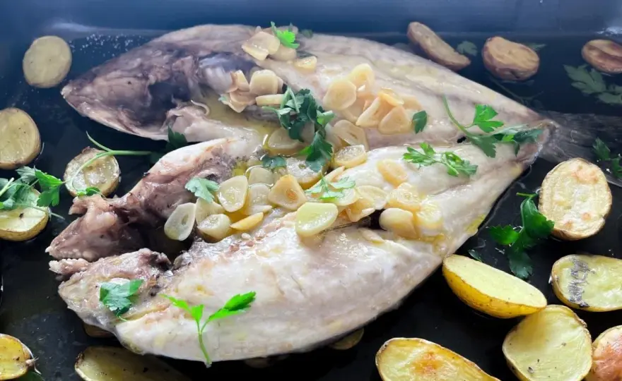 Dorada a la espalda al horno, jugosa y con refrito de ajo