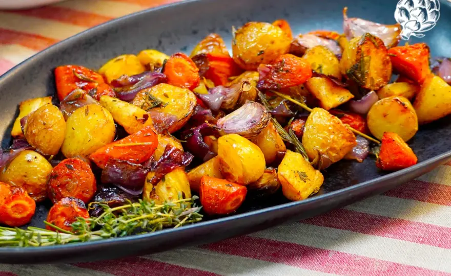 Verduras asadas al horno con huevos, doradas y jugosas