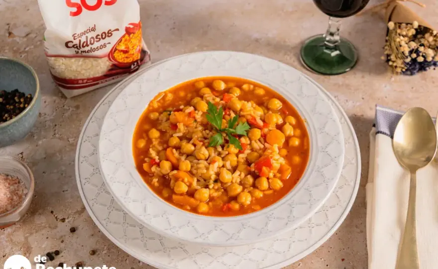 Garbanzos con arroz, un guiso casero con el caldo perfecto