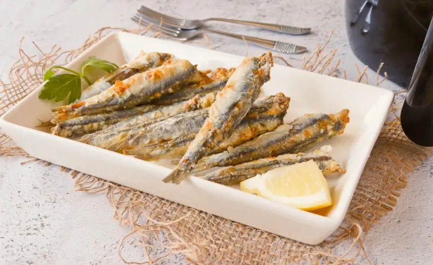 Boquerones en freidora de aire dorados y crujientes