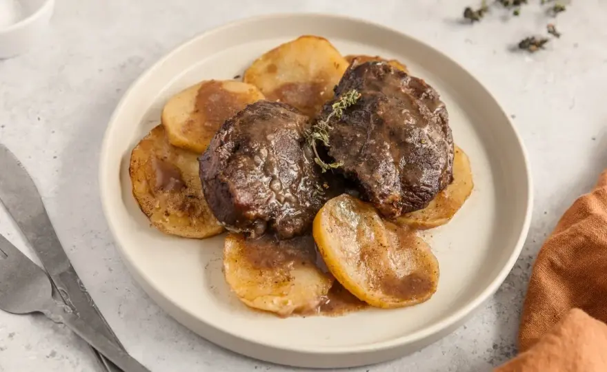 Carrilleras de cerdo al horno, melosas y llenas de sabor