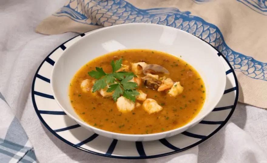 Sopa de pescado casera con un fumet lleno de sabor