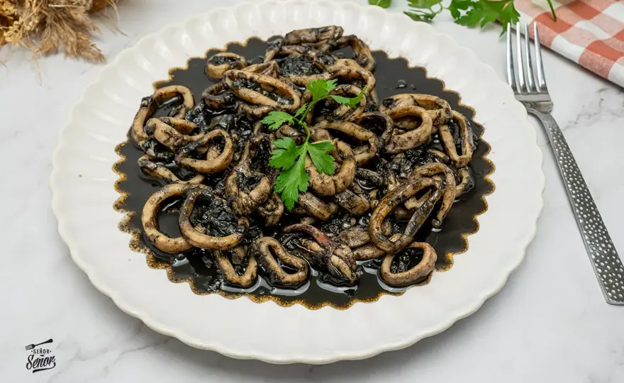 Calamares en su tinta tiernos y con una salsa perfecta