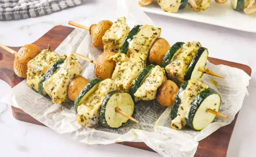 Brochetas de pollo jugosas - trucos para parrilla u horno