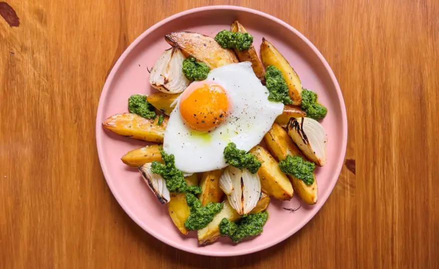 Patatas al horno con huevo y verduras, doradas y tiernas
