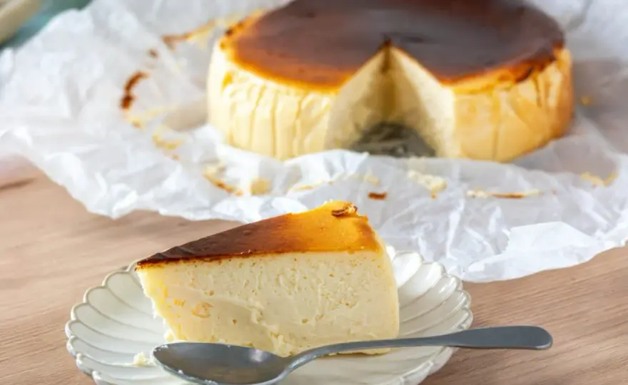 Tarta de queso en freidora de aire, cremosa y bien dorada
