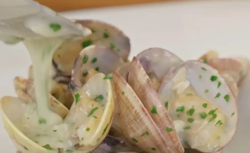 Almejas en salsa verde jugosas y sin arena, paso a paso