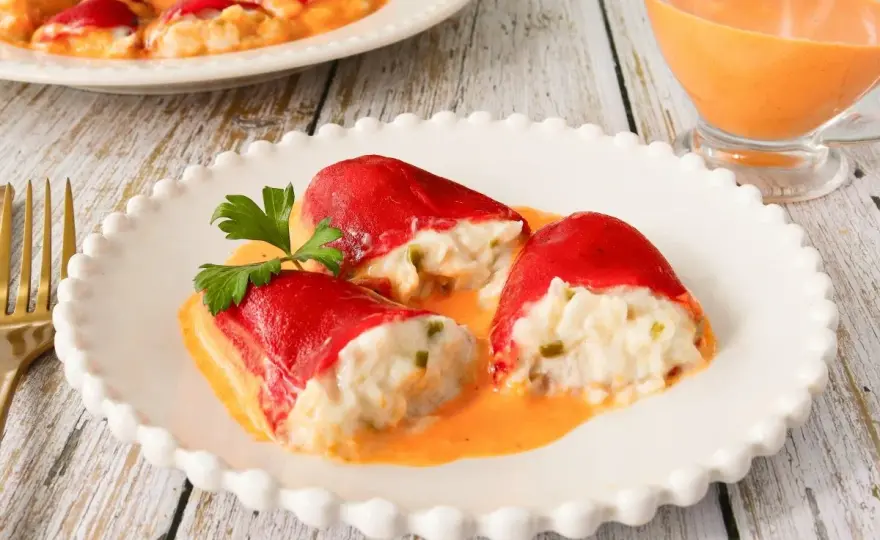 Pimientos del piquillo rellenos de bacalao, jugosos y cremosos