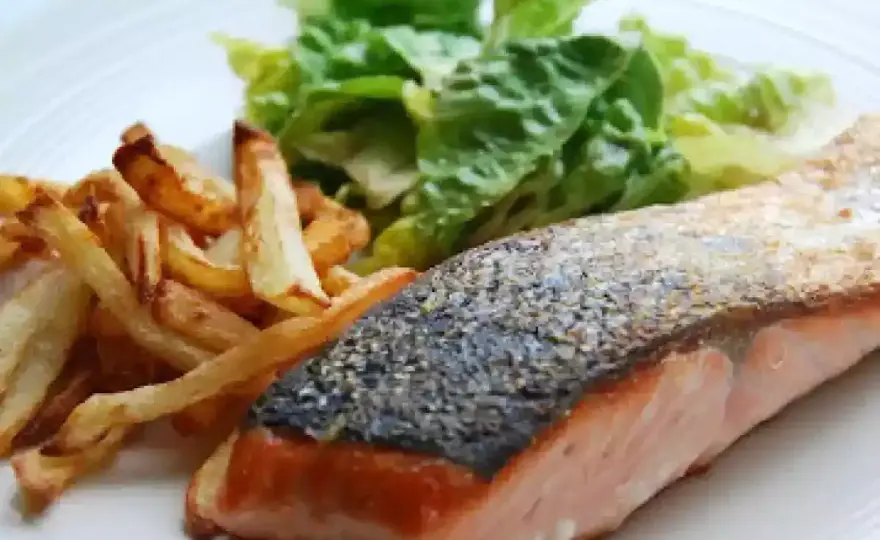Salmón a la plancha jugoso y con la piel crujiente