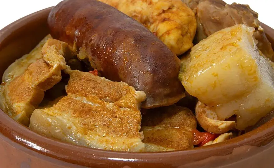 Puchero andaluz tradicional con pringá y caldo sabroso