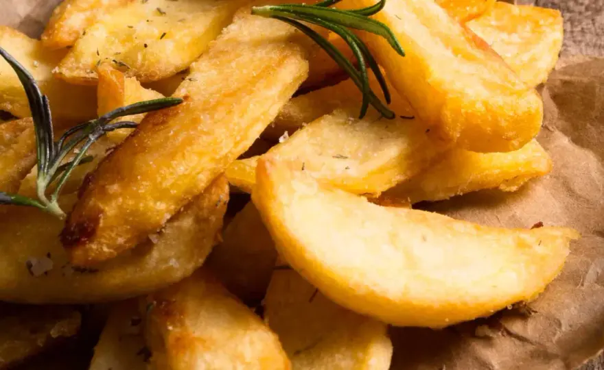 Patatas en freidora de aire crujientes por fuera y tiernas