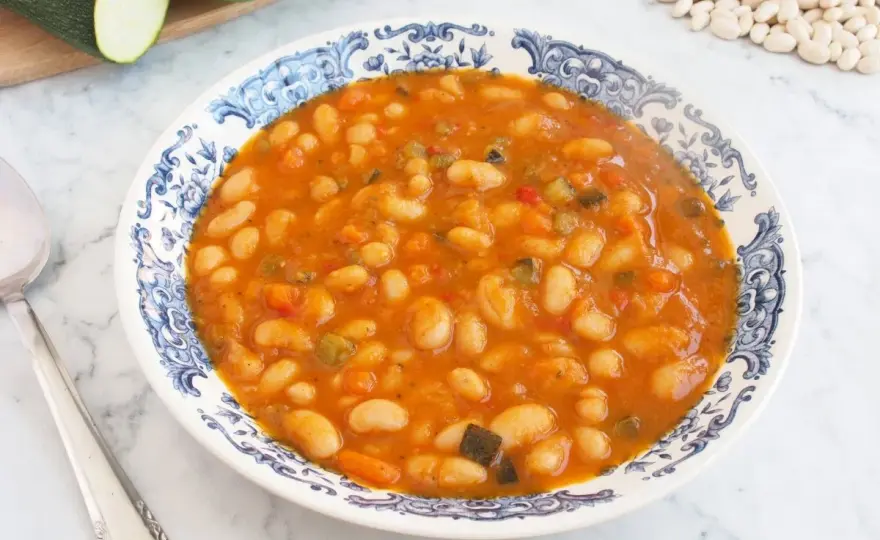 Alubias blancas con verduras, un guiso fácil y reconfortante