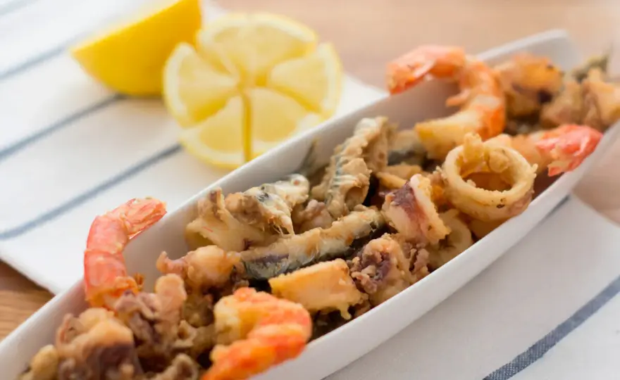 Pescaíto frito andaluz en casa, crujiente y sin exceso de aceite
