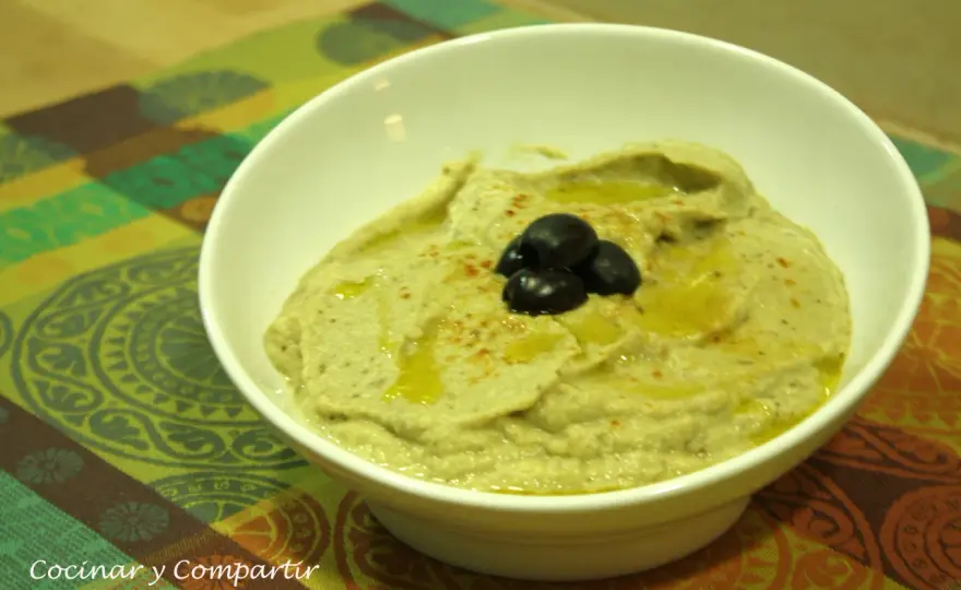Puré de berenjena asada con huevo y textura cremosa