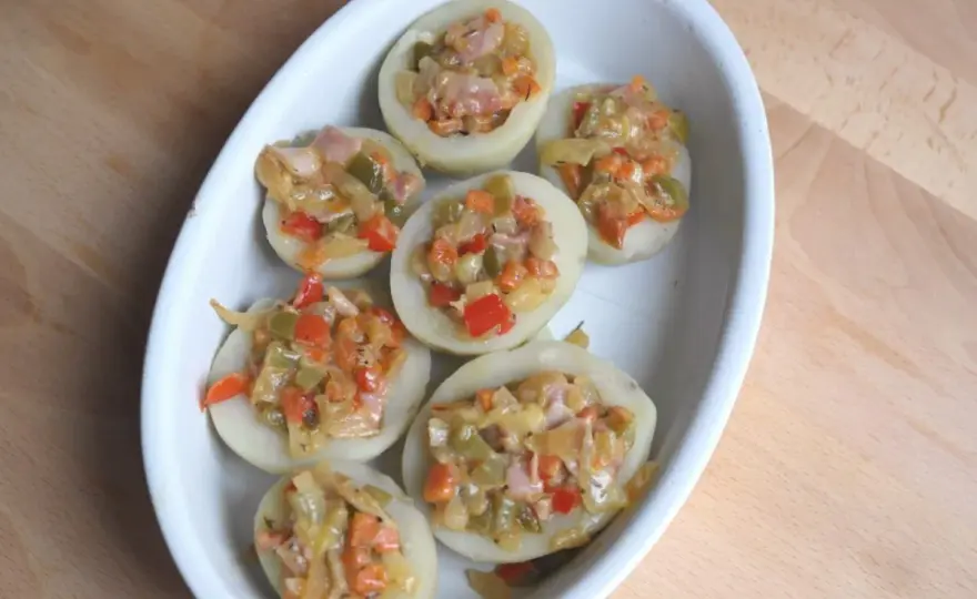 Patatas rellenas de verduras y huevo sin que se rompan