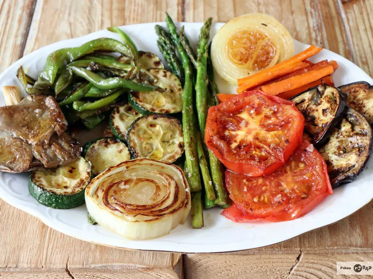 Plato de verduras a la plancha: pimientos verdes, calabacín, espárragos, zanahorias, cebolla, tomate y berenjena.