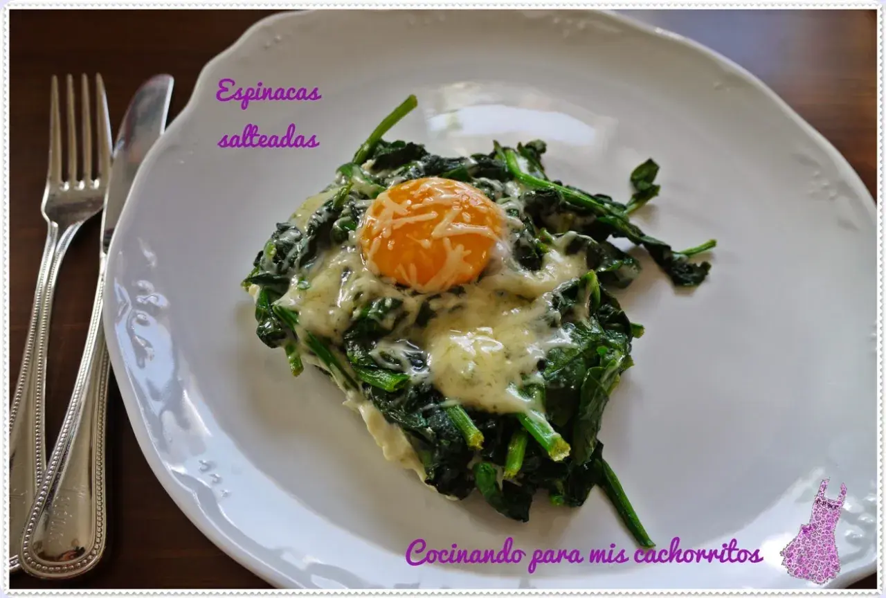 Espinacas salteadas con huevo y queso fundido, un plato delicioso y nutritivo.