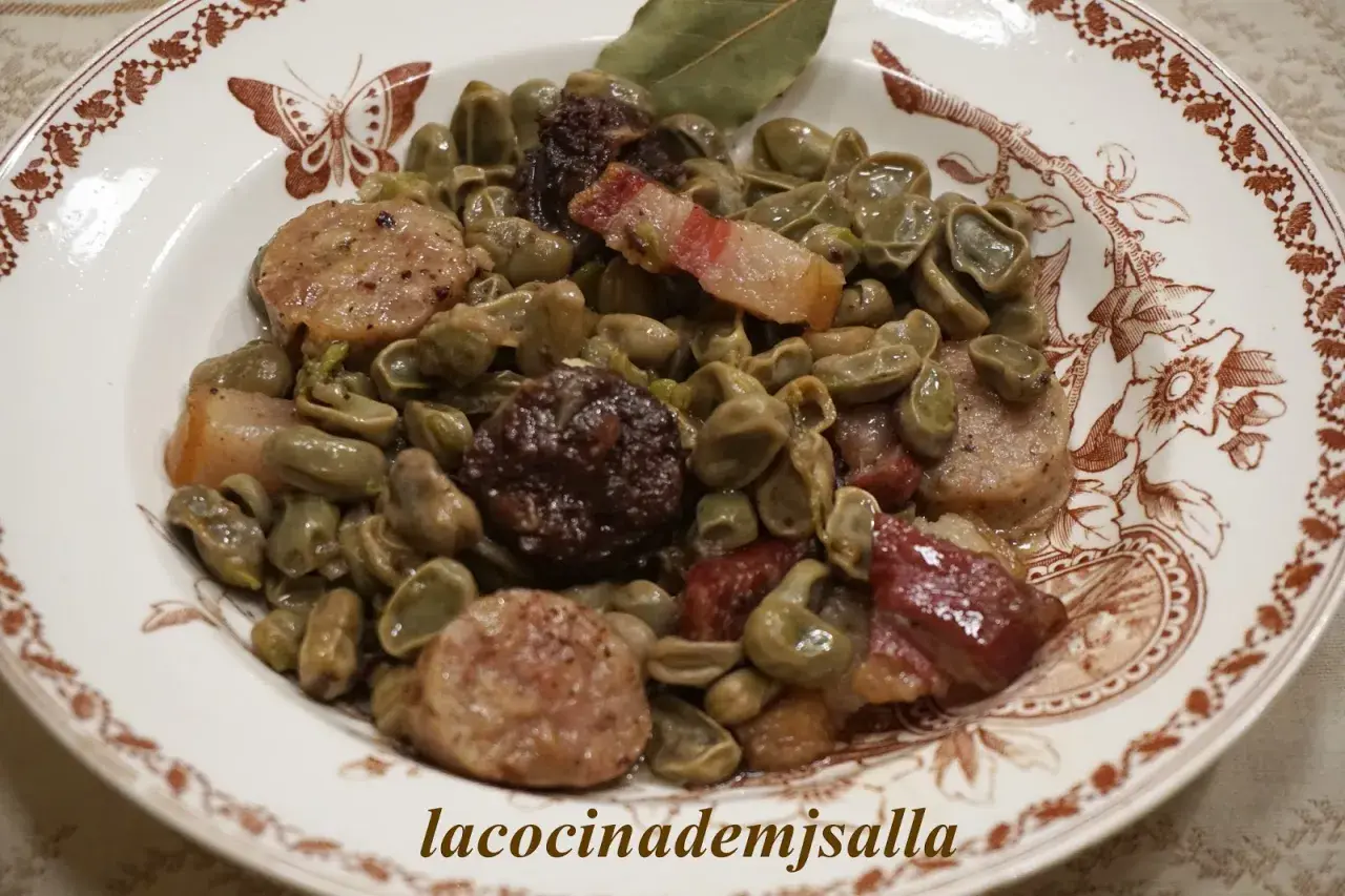 Plato de faves a la catalana con tocino, butifarra y un laurel.