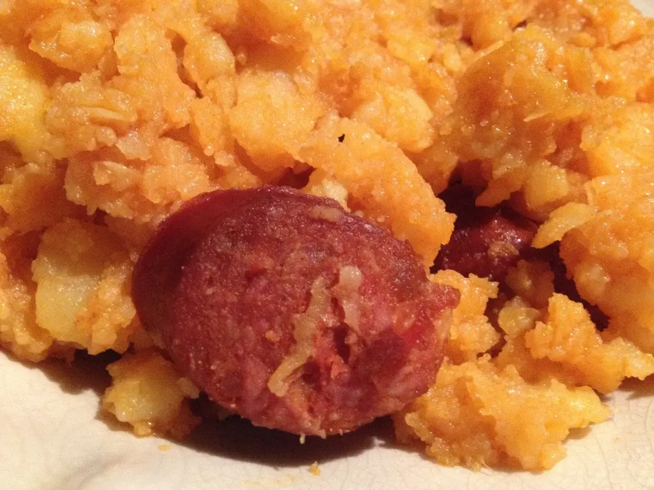 Patatas meneas con chorizo, un plato tradicional español lleno de sabor.