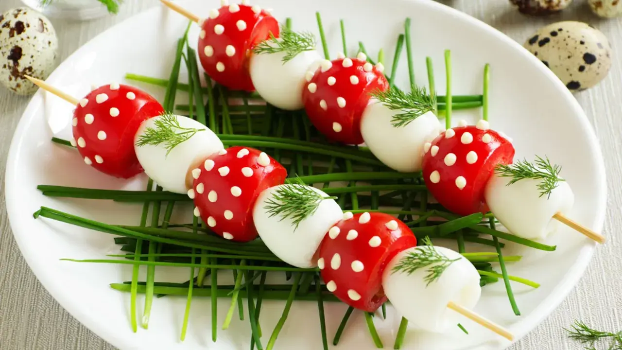 Brochetas de tomates cherry y huevo duro, decoradas como setas. Ideales para recetas divertidas y frescas.