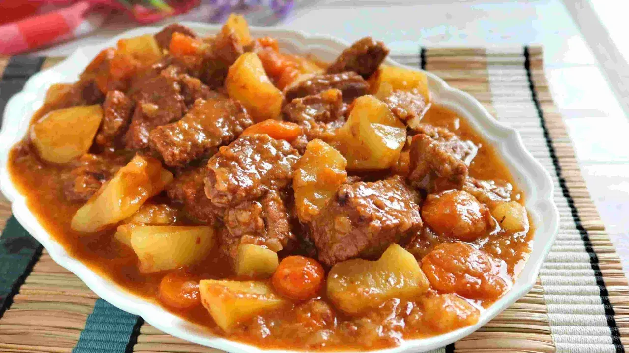 Un reconfortante guiso de carne con patatas, zanahorias y una rica salsa.