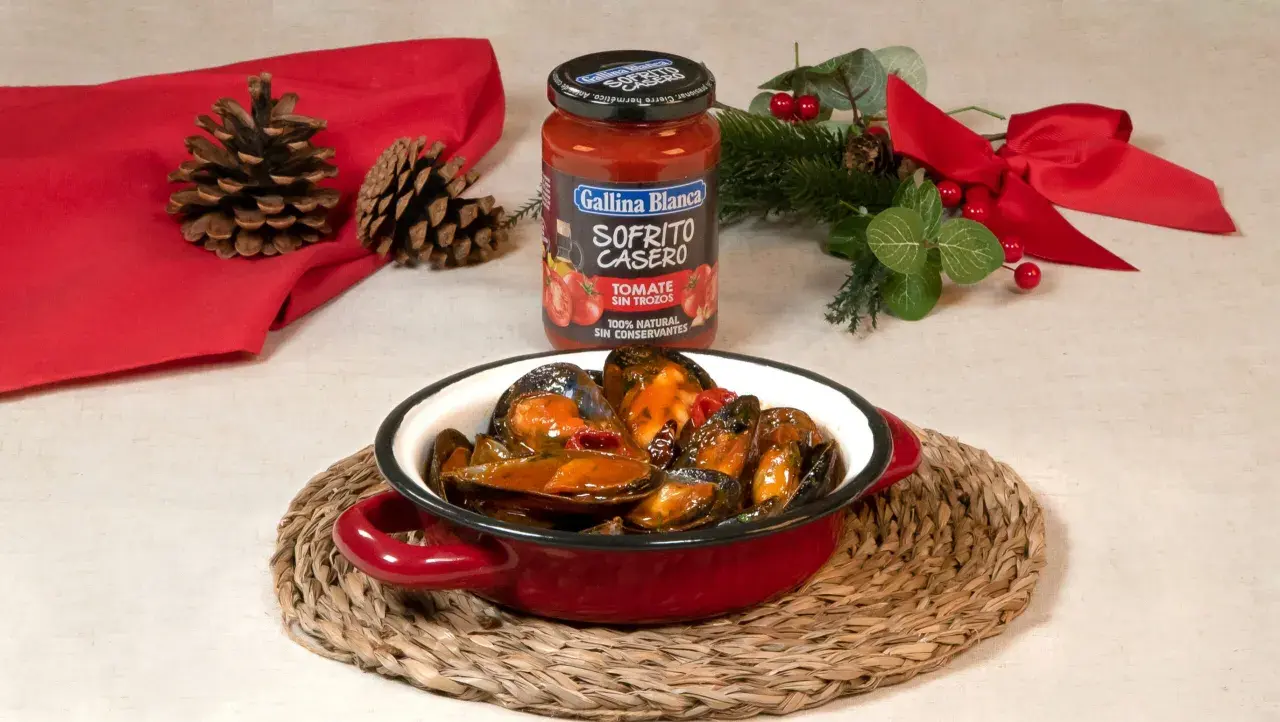 Mejillones en salsa picante, listos para disfrutar con este sofrito casero. ¡Un bocado delicioso!