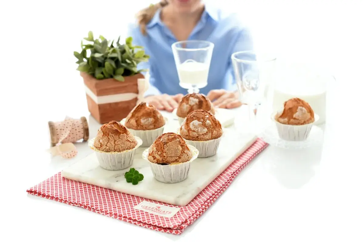 Deliciosas magdalenas Thermomix, recién horneadas y listas para disfrutar con un vaso de leche.