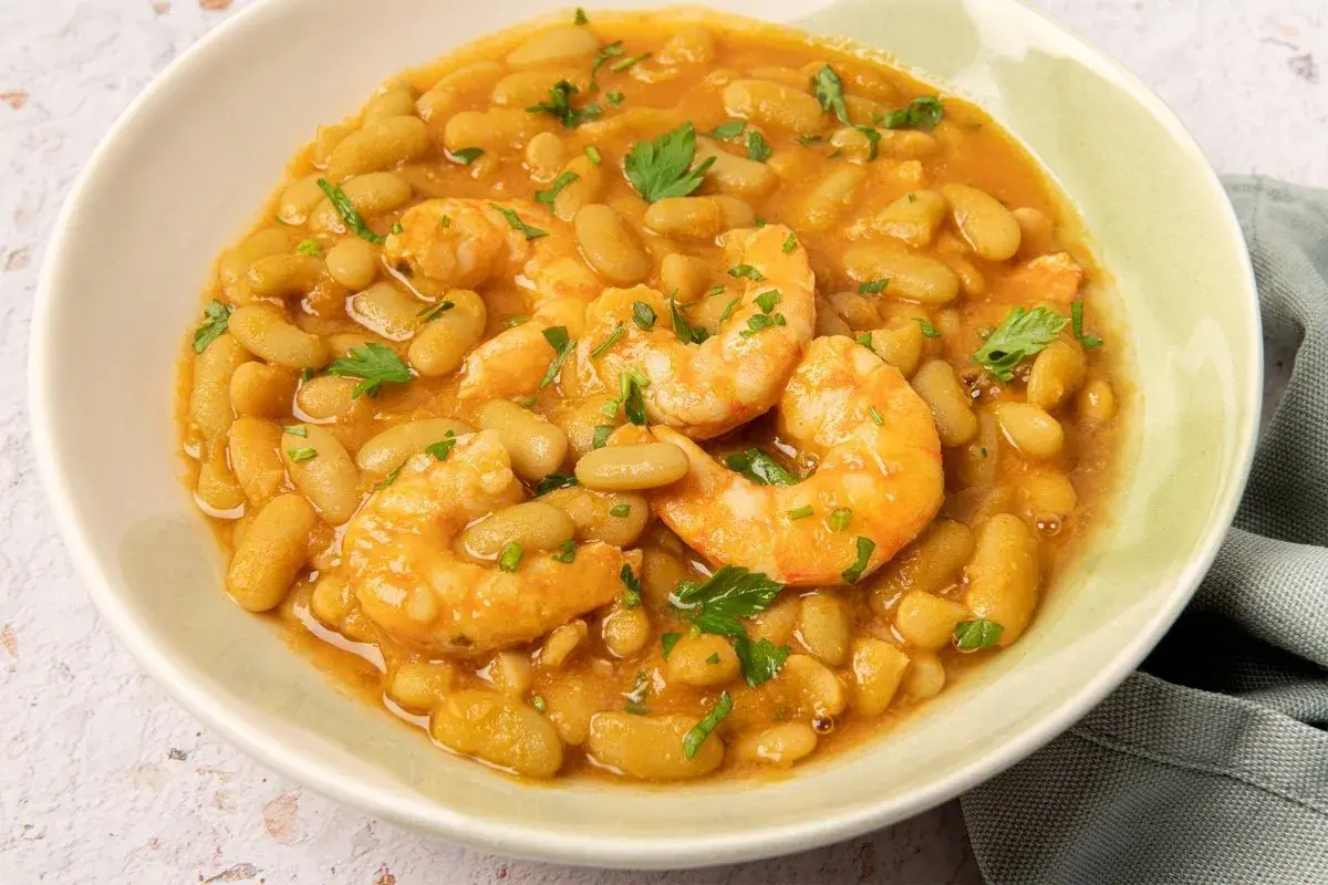 Plato de verdinas asturianas con gambas, un guiso reconfortante y sabroso.