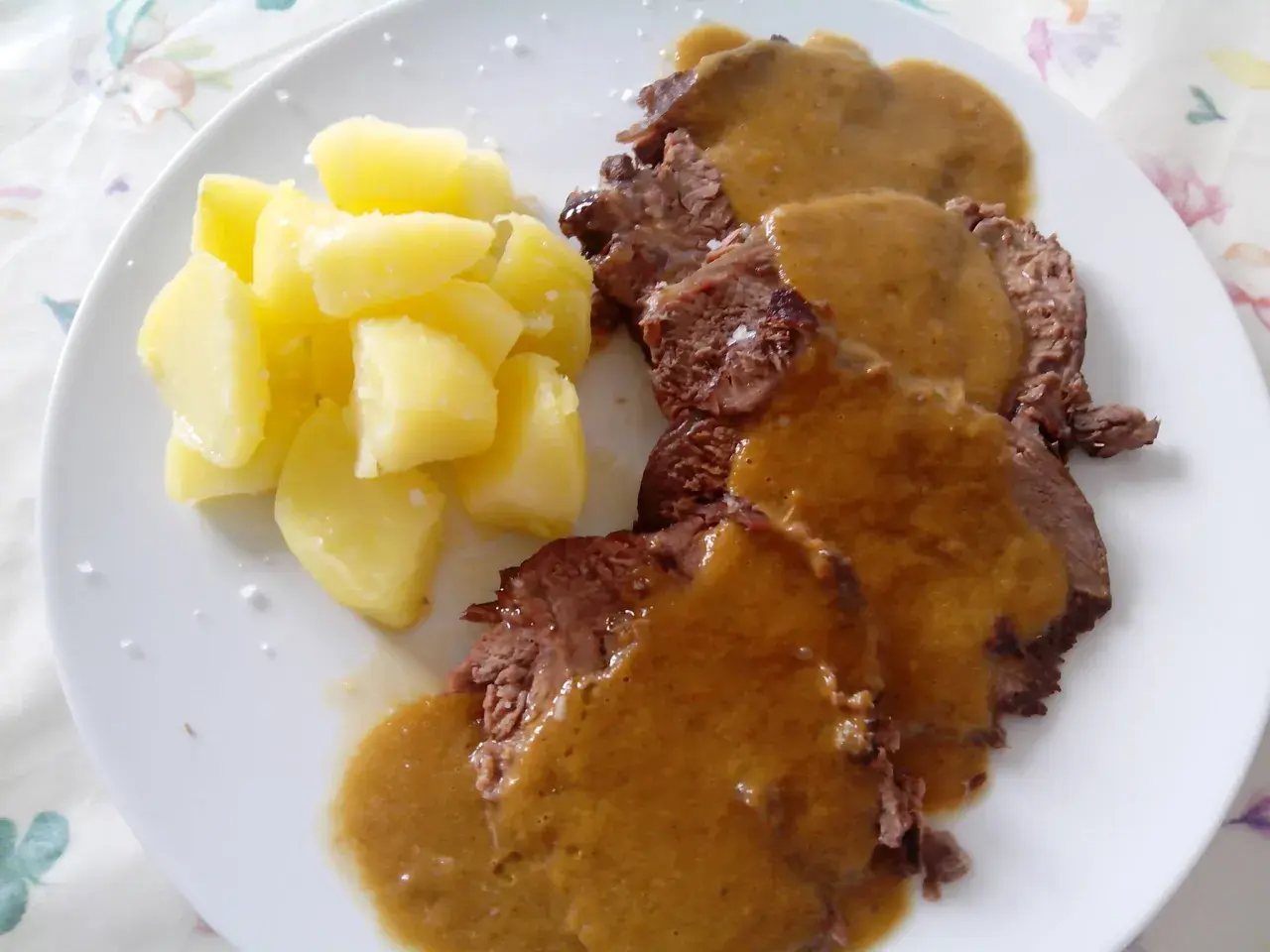 Tierna ternera asada en su jugo, servida con patatas cocidas. Un plato casero que reconforta.