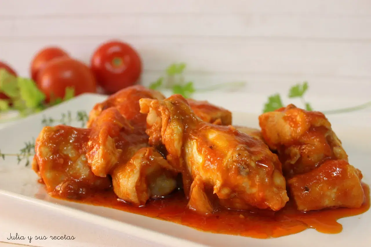 Sabroso pollo con tomate, cocinado a fuego lento hasta que la carne esté tierna y la salsa espesa.