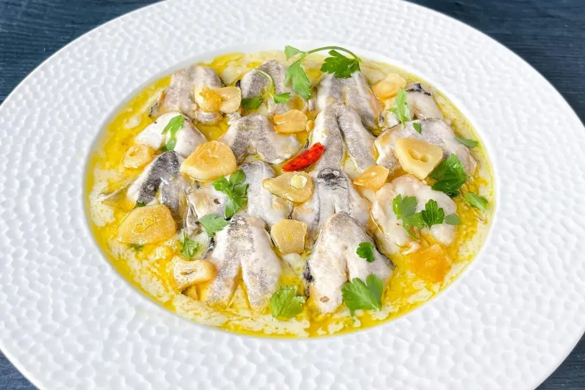 Deliciosas cocochas de merluza en salsa de ajo y perejil, con un toque de guindilla.